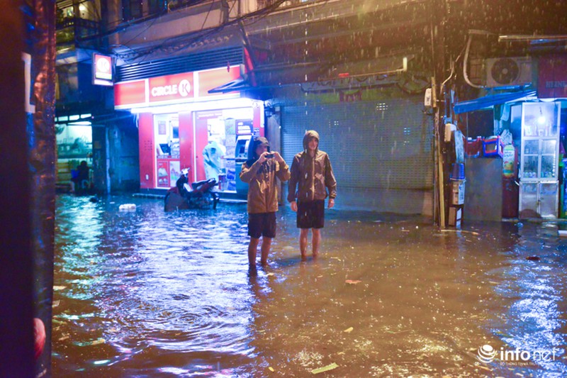 Khách Tây thích thú với cảnh nước ngập thành sông khắp phố cổ Hà Nội - ảnh 9