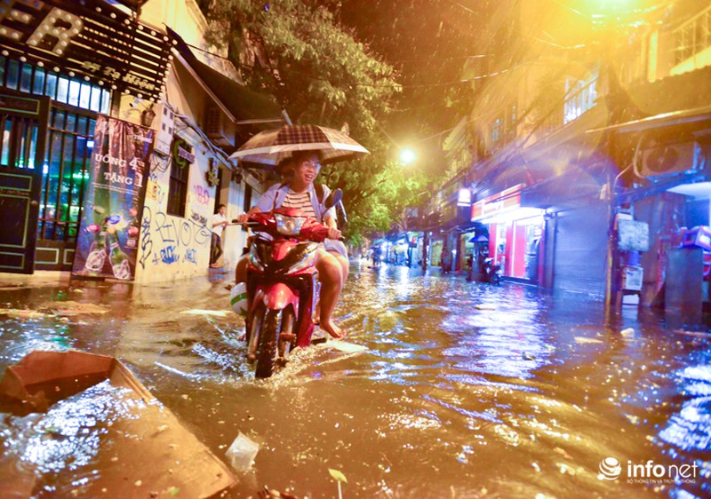 Khách Tây thích thú với cảnh nước ngập thành sông khắp phố cổ Hà Nội - ảnh 10