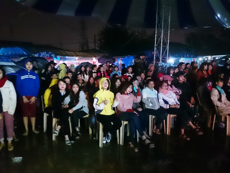 Hàng ngàn bạn trẻ Huế đội mưa đón chào năm mới 2017 - ảnh 2