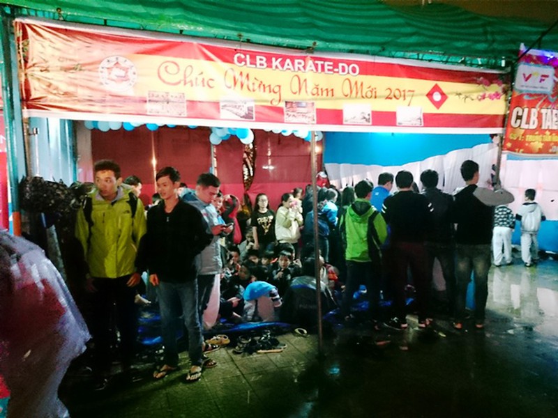 Hàng ngàn bạn trẻ Huế đội mưa đón chào năm mới 2017 - ảnh 8