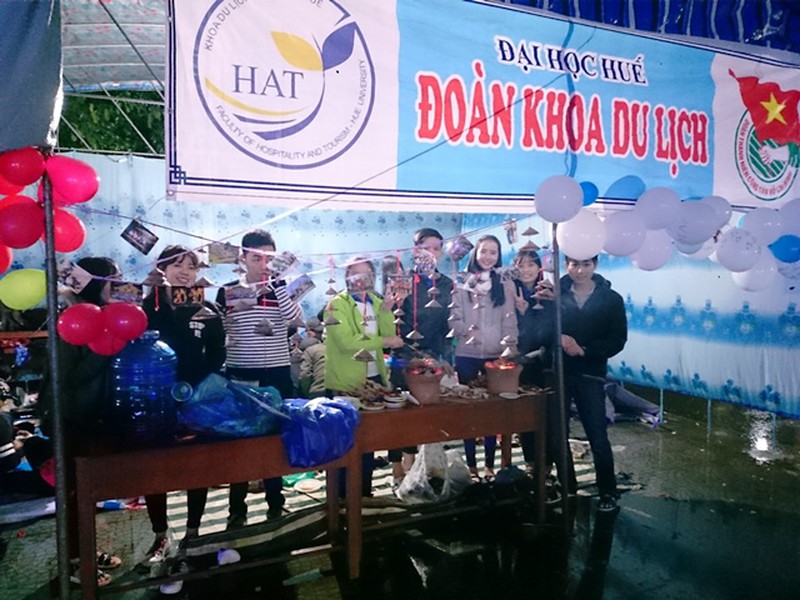 Hàng ngàn bạn trẻ Huế đội mưa đón chào năm mới 2017 - ảnh 9