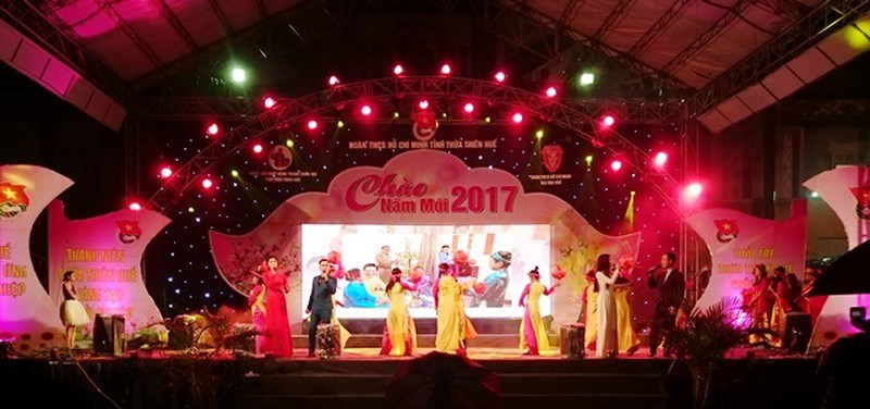Hàng ngàn bạn trẻ Huế đội mưa đón chào năm mới 2017 - ảnh 13