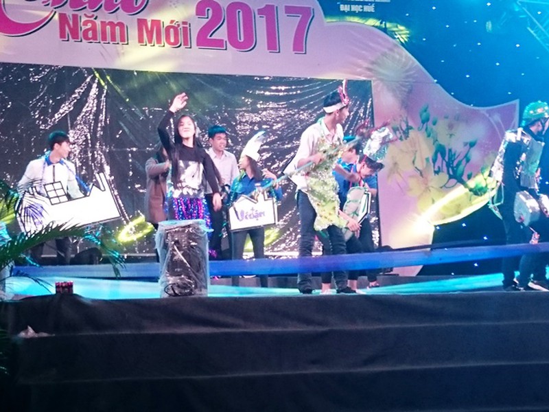 Hàng ngàn bạn trẻ Huế đội mưa đón chào năm mới 2017 - ảnh 17