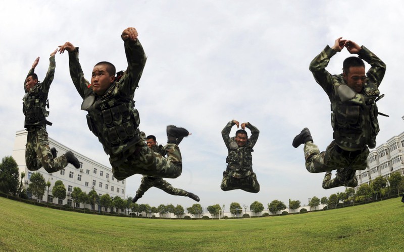 Cận cảnh lính Trung Quốc huấn luyện - ảnh 6
