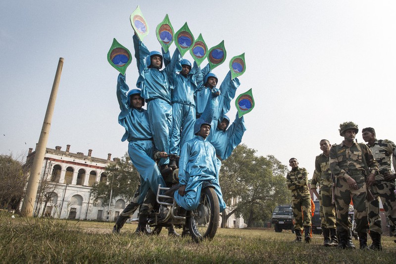 Cận cảnh đội xe môtô biểu diễn của Ấn Độ - ảnh 3