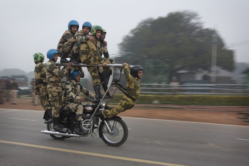 Cận cảnh đội xe môtô biểu diễn của Ấn Độ - ảnh 6