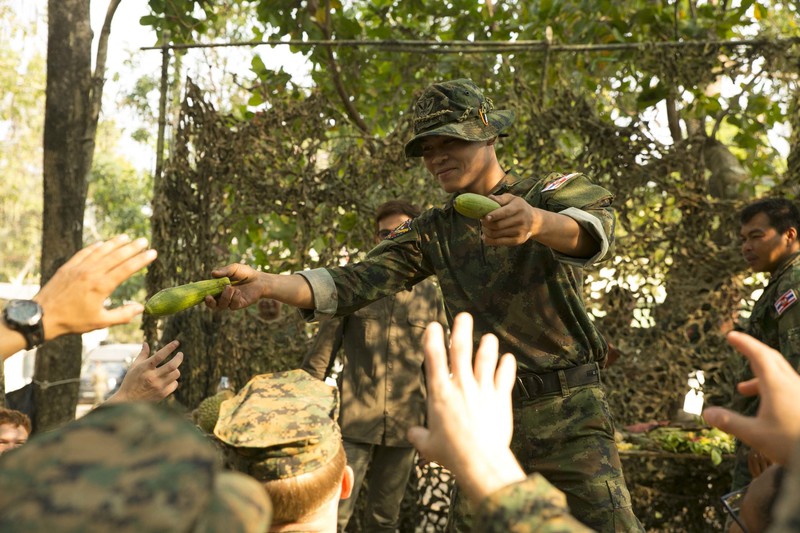 Lính Mỹ ăn bò cạp, uống máu rắn ở