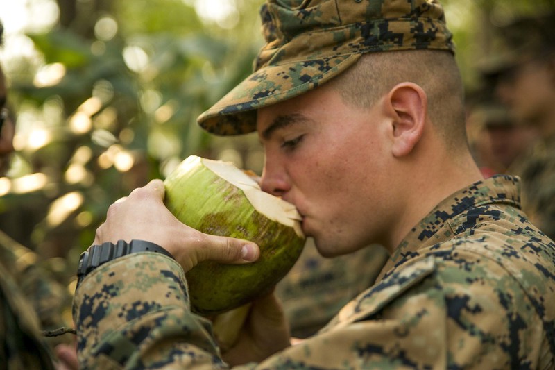 Lính Mỹ ăn bò cạp, uống máu rắn ở