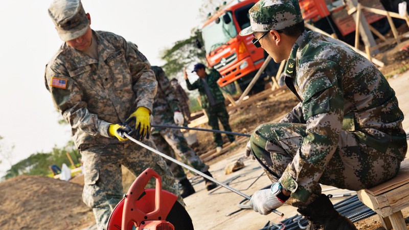 Lính Mỹ ăn bò cạp, uống máu rắn ở