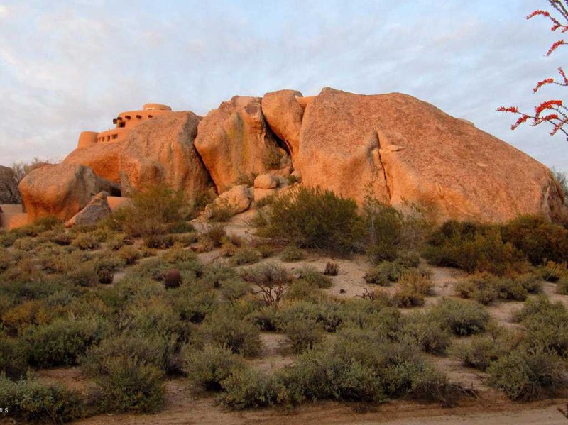 Độc đáo ngôi nhà đá tảng trên sa mạc Arizona - ảnh 1