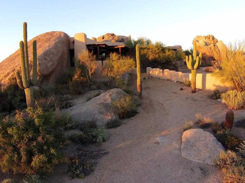 Độc đáo ngôi nhà đá tảng trên sa mạc Arizona - ảnh 2