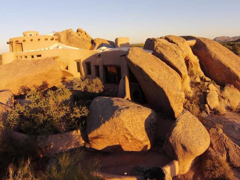 Độc đáo ngôi nhà đá tảng trên sa mạc Arizona - ảnh 3