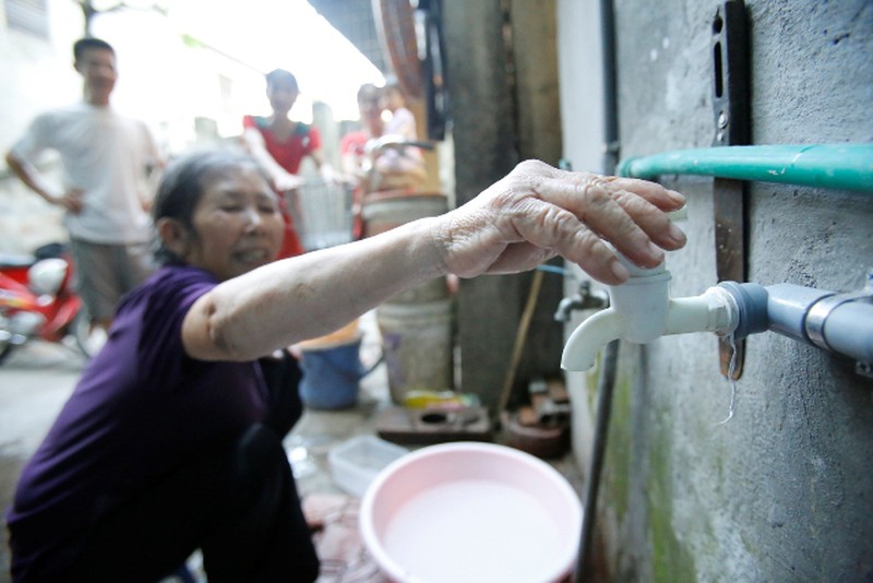 Khi người dân Hà Nội vặn vòi chờ nước sạch 20 ngày... - ảnh 4