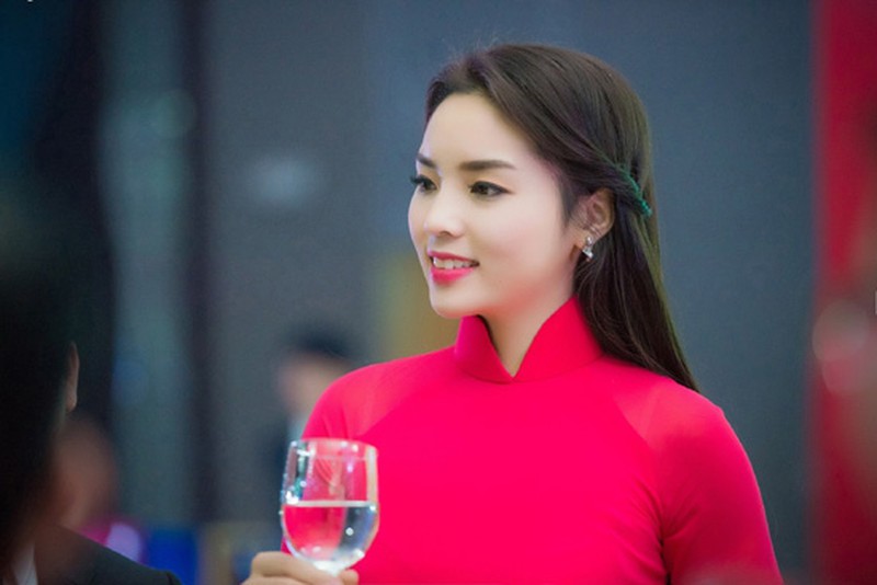 Hoa hậu Kỳ Duyên khoe sắc xuân với áo dài đỏ - ảnh 3