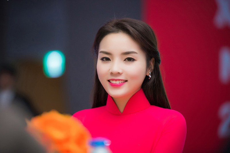 Hoa hậu Kỳ Duyên khoe sắc xuân với áo dài đỏ - ảnh 2