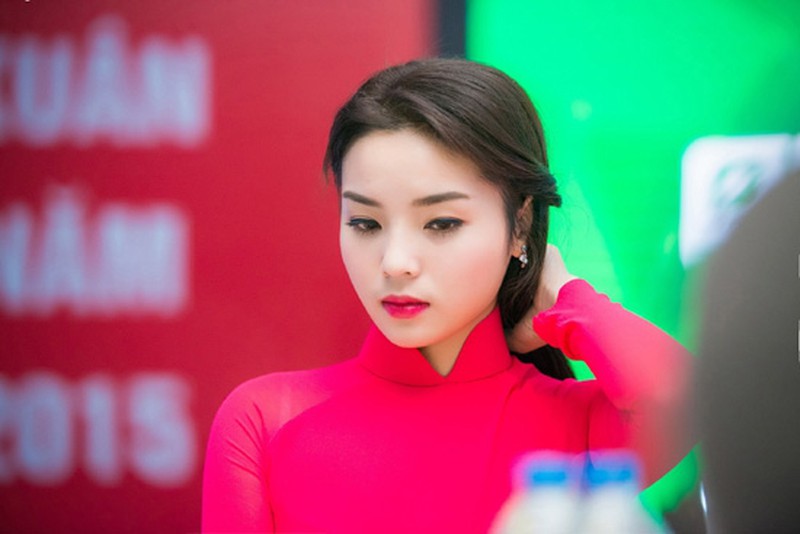 Hoa hậu Kỳ Duyên khoe sắc xuân với áo dài đỏ - ảnh 6