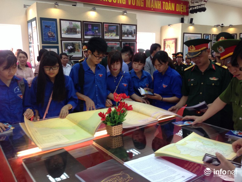 Bắc Ninh: Khai mạc triển lãm tư liệu “Trường Sa, Hoàng Sa của Việt Nam” - ảnh 7
