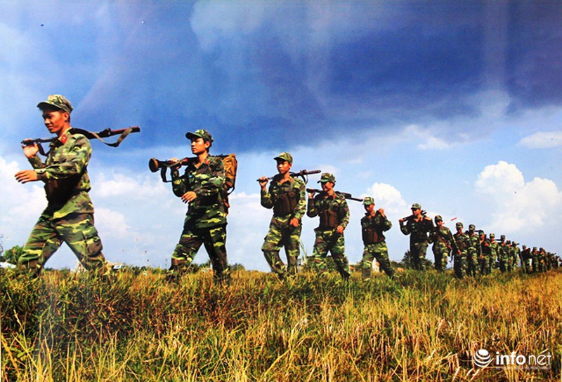 Hành quân - một phần không thể thiếu trong cuộc sống của các chiến sỹ. Hãy cùng chiêm ngưỡng những hình ảnh đầy cảm xúc về hành trình của các chiến sỹ, trải qua những khúc cua đầy thử thách và hy sinh nhằm bảo vệ sự chủ quyền của đất nước Việt Nam.