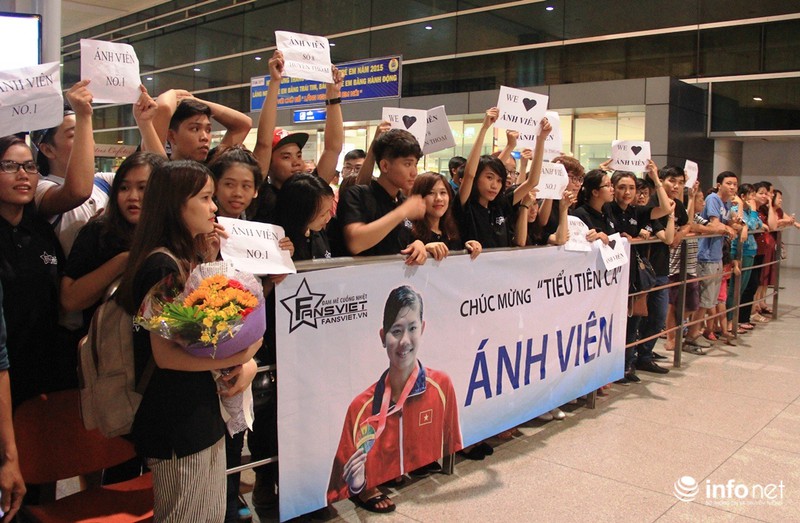 Ánh Viên choáng ngợp trong vòng vây của biển người hâm mộ TP.HCM - ảnh 2