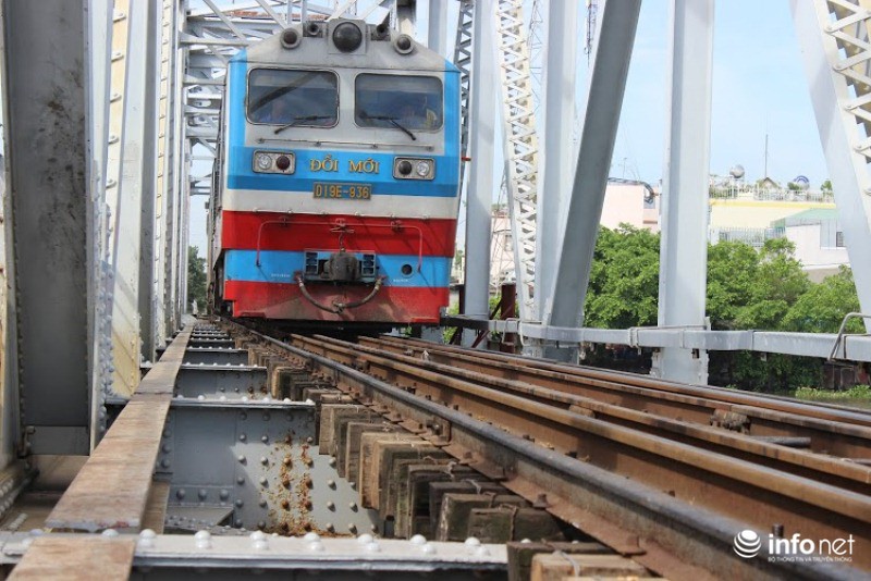 Xà lan đâm cầu sắt Bình Lợi làm lệch đường ray, đường sắt tê liệt nhiều giờ - ảnh 6