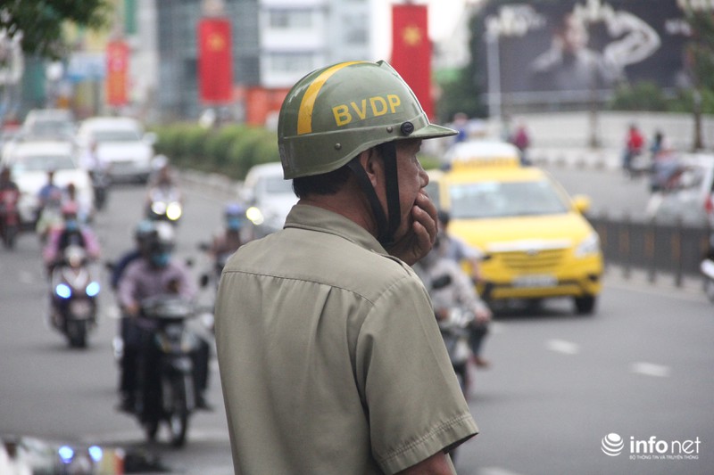 Người Sài Gòn đổ ra đường chào đón Tổng thống Barack Obama - ảnh 13