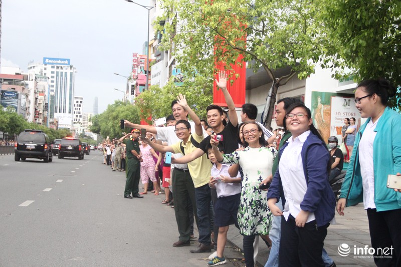 Người Sài Gòn đổ ra đường chào đón Tổng thống Barack Obama - ảnh 20