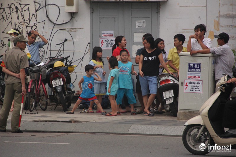 Người Sài Gòn đổ ra đường chào đón Tổng thống Barack Obama - ảnh 14