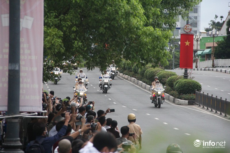 Người Sài Gòn đổ ra đường chào đón Tổng thống Barack Obama - ảnh 16