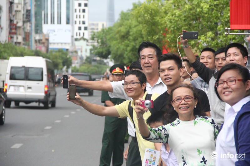 Người Sài Gòn đổ ra đường chào đón Tổng thống Barack Obama - ảnh 15