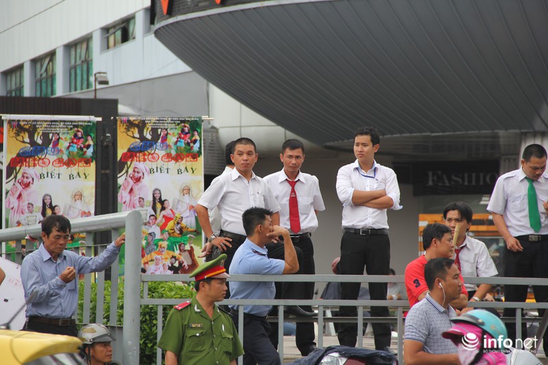 Người Sài Gòn đổ ra đường chào đón Tổng thống Barack Obama - ảnh 2