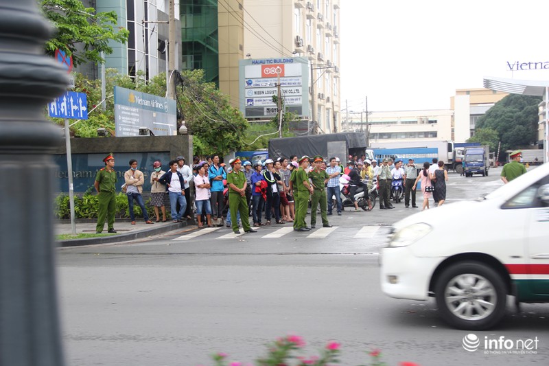 Người Sài Gòn đổ ra đường chào đón Tổng thống Barack Obama - ảnh 1