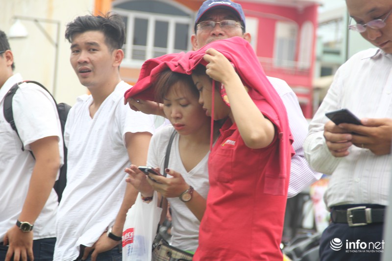 Người Sài Gòn đổ ra đường chào đón Tổng thống Barack Obama - ảnh 6