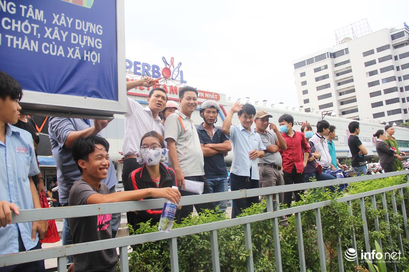 Người Sài Gòn đổ ra đường chào đón Tổng thống Barack Obama - ảnh 8