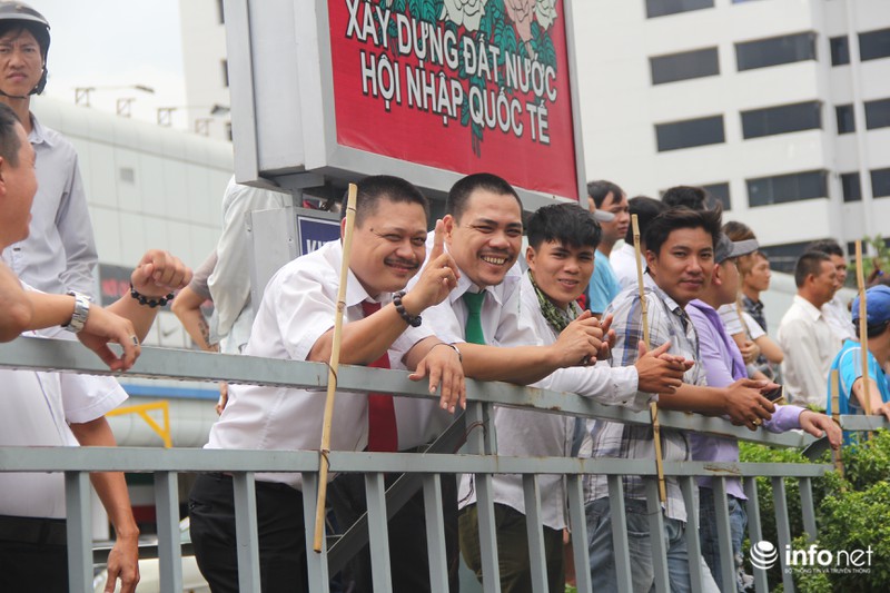 Người Sài Gòn đổ ra đường chào đón Tổng thống Barack Obama - ảnh 9