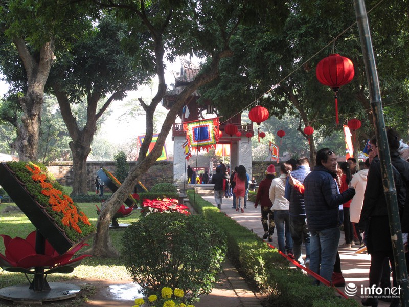 Văn Miếu chật ních người xin chữ đầu năm - ảnh 1