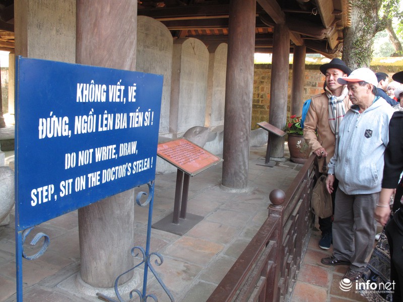 Văn Miếu chật ních người xin chữ đầu năm - ảnh 2