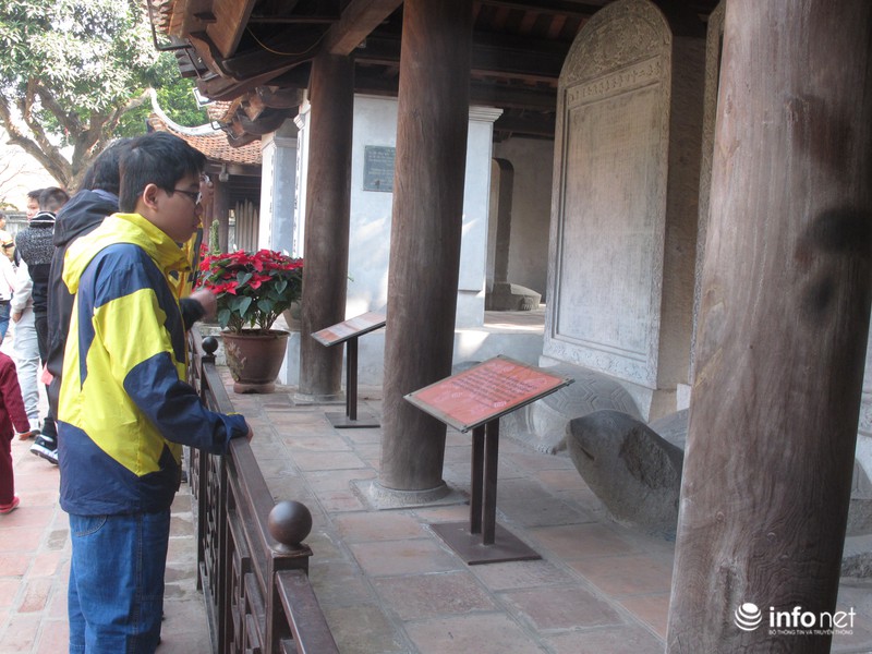 Văn Miếu chật ních người xin chữ đầu năm - ảnh 3