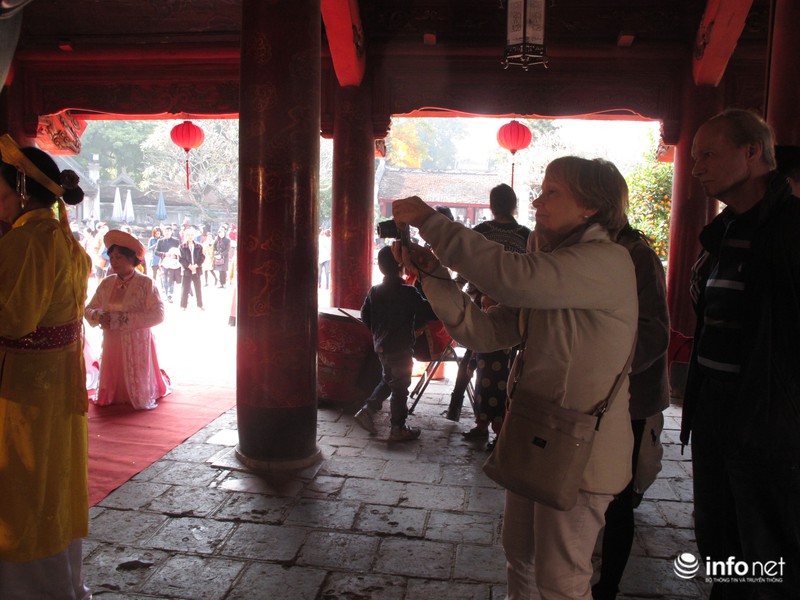 Văn Miếu chật ních người xin chữ đầu năm - ảnh 6