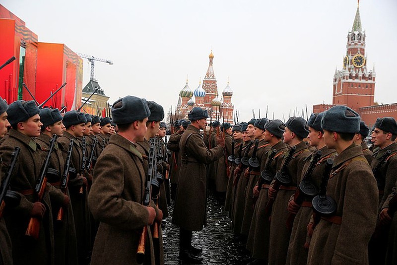 Chùm Ảnh Kỷ niệm 99 năm Cách mạng tháng Mười và 75 năm Cuộc duyệt binh lịch sử - ảnh 3