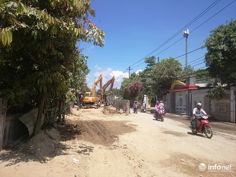 TP Huế: Hàng chục nhà dân chờ sập vì thi công dự án môi trường nước - ảnh 1