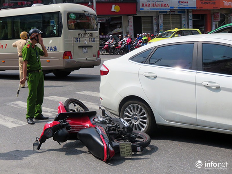 Đà Nẵng: Du khách quốc tế chụp ảnh TNGT do ô tô, xe máy tranh vượt đèn đỏ! - ảnh 2