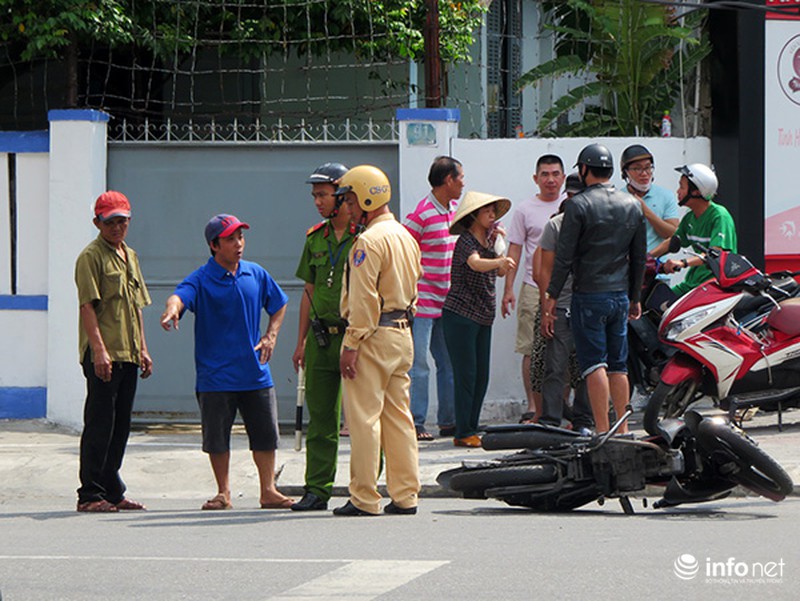 Đà Nẵng: Du khách quốc tế chụp ảnh TNGT do ô tô, xe máy tranh vượt đèn đỏ! - ảnh 3
