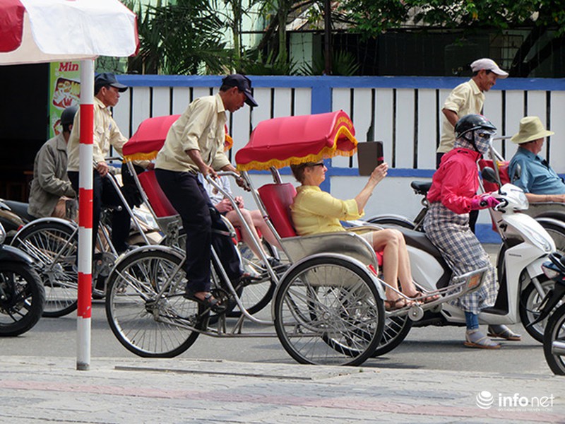 Đà Nẵng: Du khách quốc tế chụp ảnh TNGT do ô tô, xe máy tranh vượt đèn đỏ! - ảnh 6