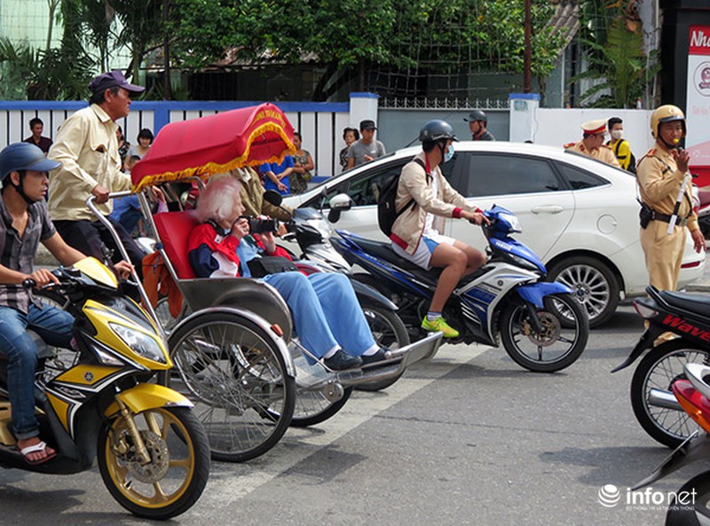 Đà Nẵng: Du khách quốc tế chụp ảnh TNGT do ô tô, xe máy tranh vượt đèn đỏ! - ảnh 7