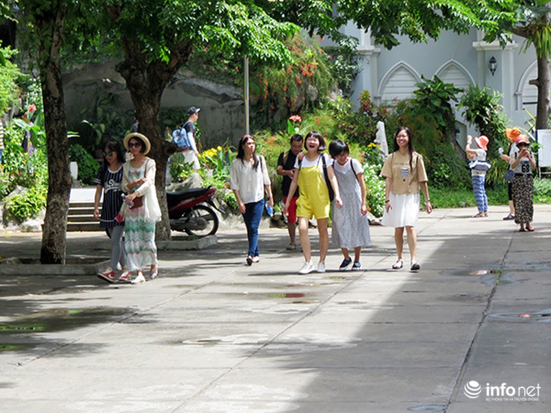 Trong lúc Đà Nẵng họp liên miên, HDV du lịch Trung, Hàn vẫn tiếp tục lộng hành! - ảnh 2