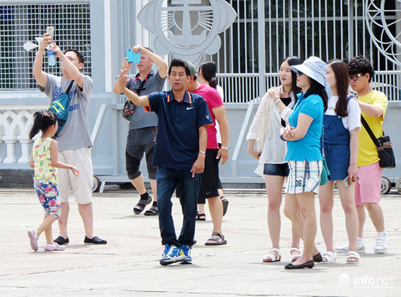 Trong lúc Đà Nẵng họp liên miên, HDV du lịch Trung, Hàn vẫn tiếp tục lộng hành! - ảnh 1