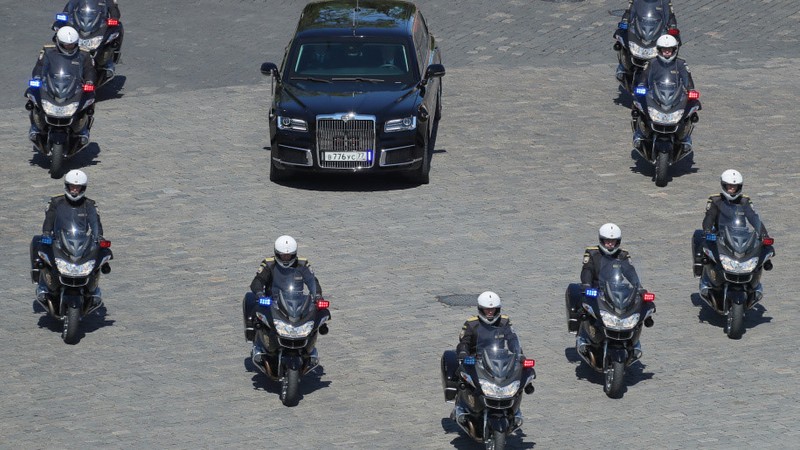 Sieu limousine do Nga tu san xuat dua ong Putin di nham chuc hinh anh 3