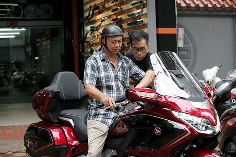 Cận cảnh chiếc mô tô khủng giá 1,2 tỷ xuất hiện đầu tiên tại Hà Nội