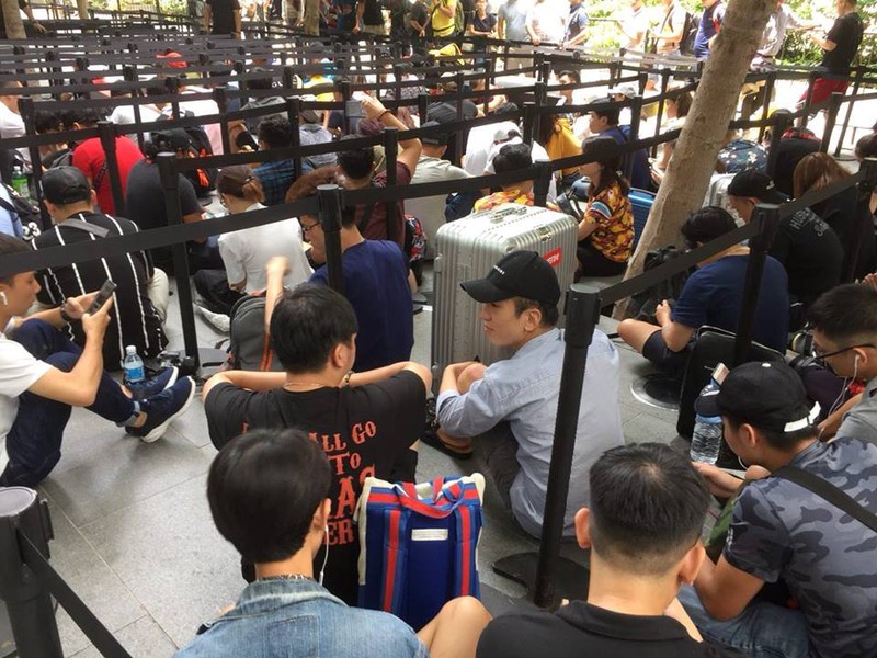 Chị em người Việt đứng đầu hàng người chờ mua iPhone mới tại Apple Store Singapore - ảnh 5