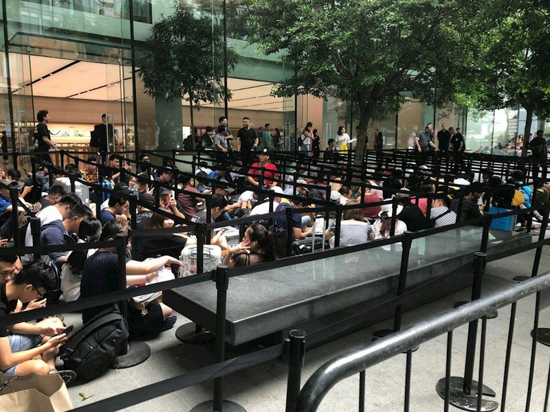 Chị em người Việt đứng đầu hàng người chờ mua iPhone mới tại Apple Store Singapore - ảnh 6